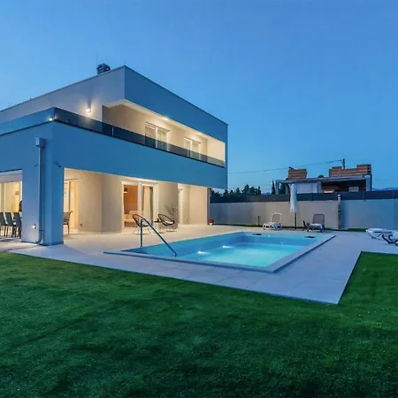 بيت للعطل Cozy Home In Vrsi With Sauna فرسي