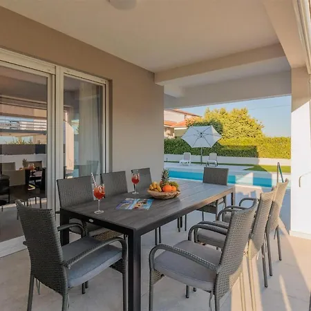 بيت للعطل Cozy Home In Vrsi With Sauna