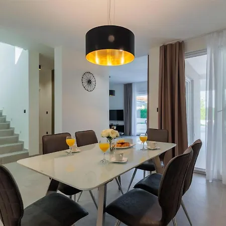 Cozy Home In Vrsi With Sauna