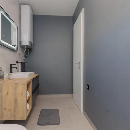 Cozy Home In Vrsi With Sauna
