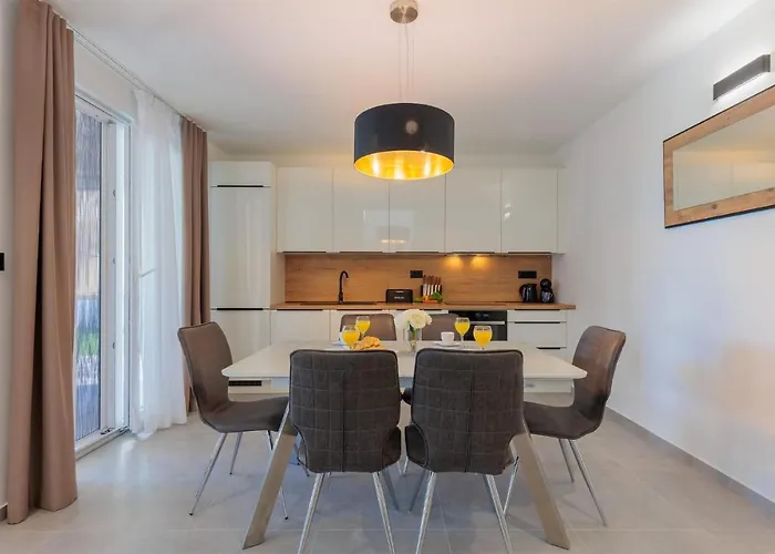 Vikendica Cozy Home In Vrsi With Wi-Fi