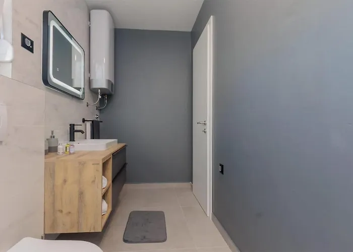 Cozy Home In Vrsi With Wi-Fi